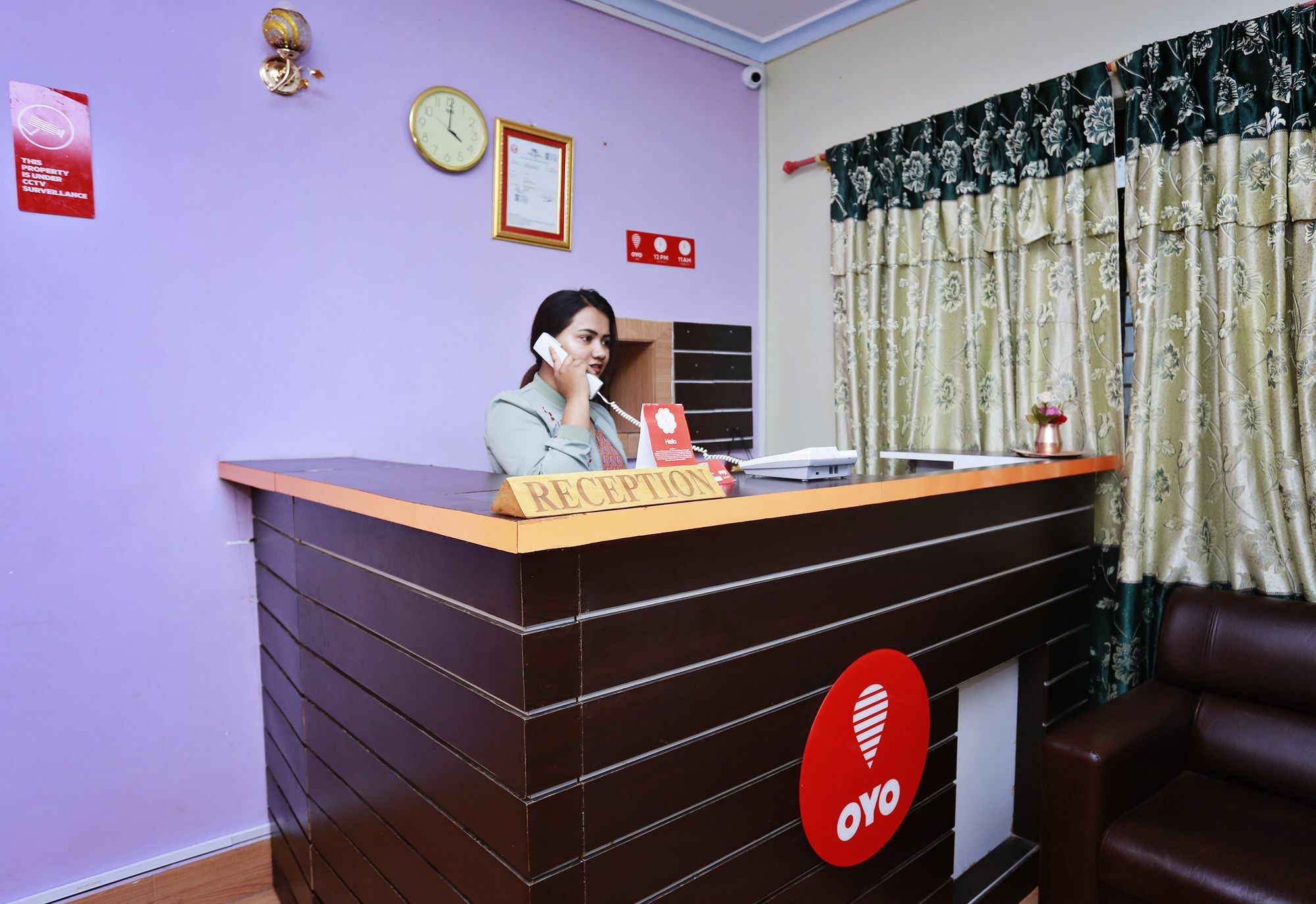 Oyo 575 Api Suites Pokhara Bagian luar foto