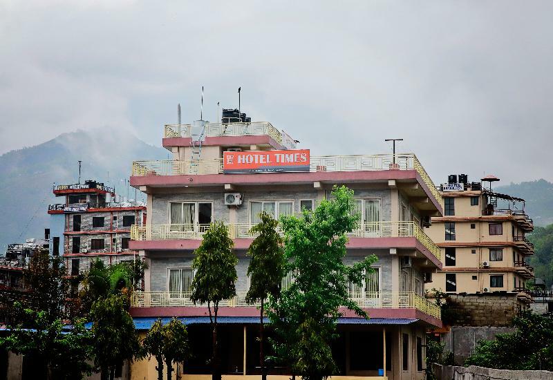 Oyo 575 Api Suites Pokhara Bagian luar foto