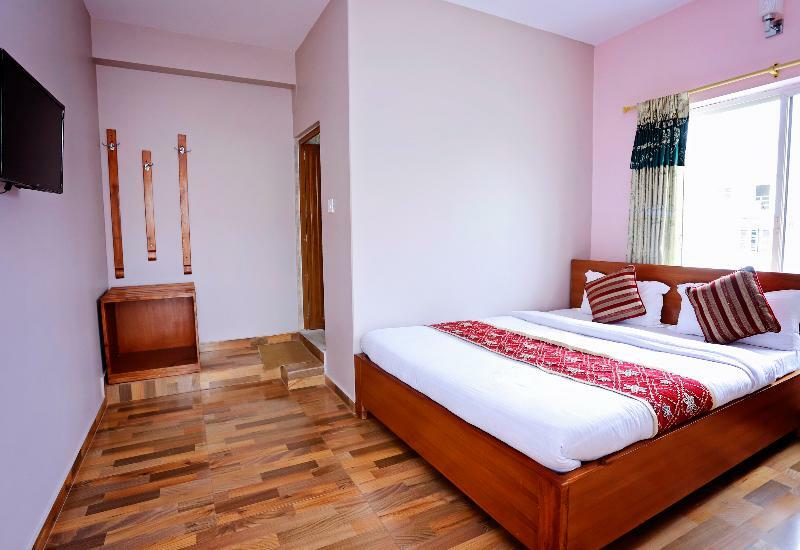 Oyo 575 Api Suites Pokhara Bagian luar foto