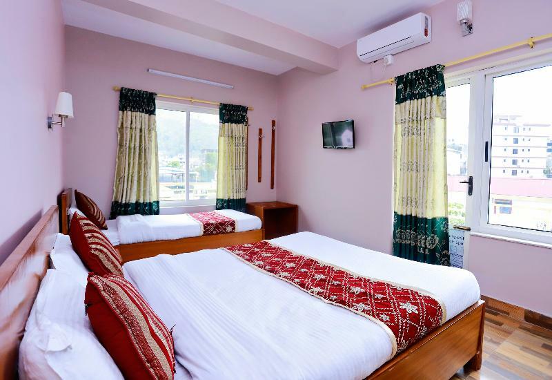 Oyo 575 Api Suites Pokhara Bagian luar foto