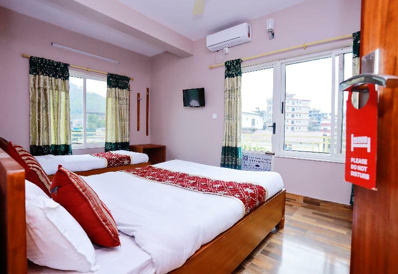 Oyo 575 Api Suites Pokhara Bagian luar foto