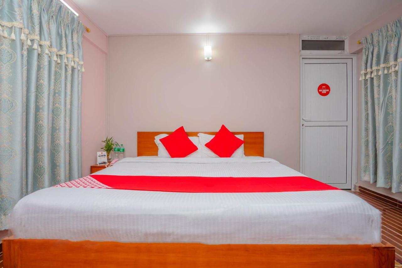 Oyo 575 Api Suites Pokhara Bagian luar foto