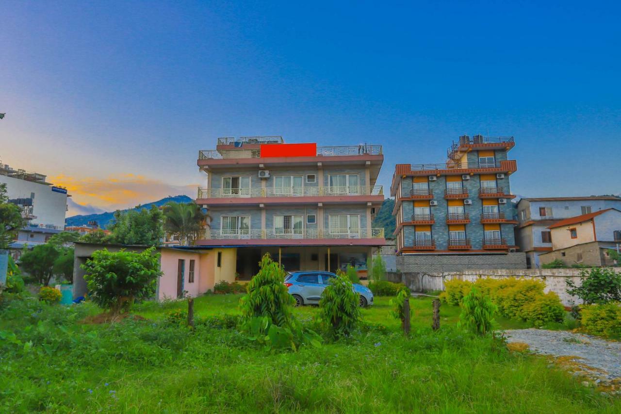 Oyo 575 Api Suites Pokhara Bagian luar foto