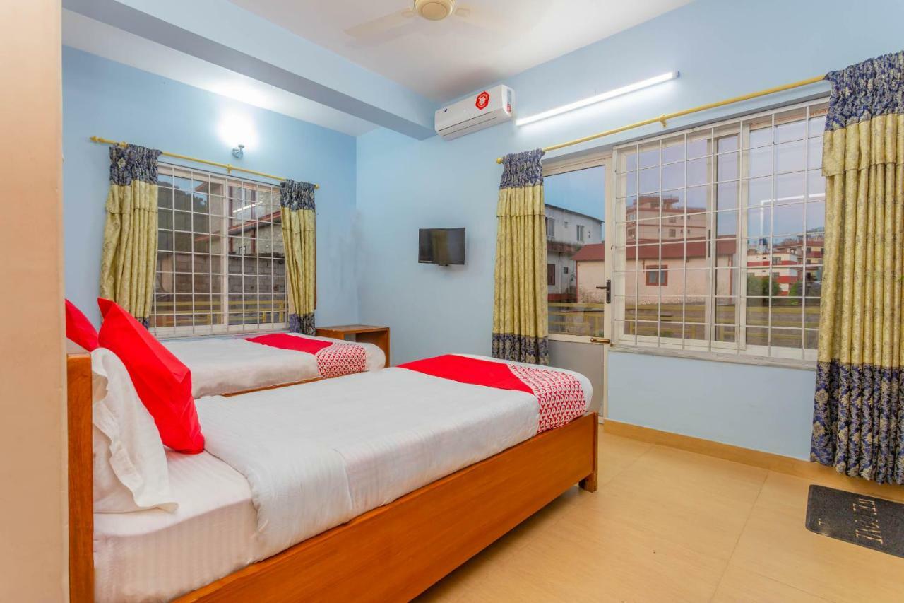 Oyo 575 Api Suites Pokhara Bagian luar foto