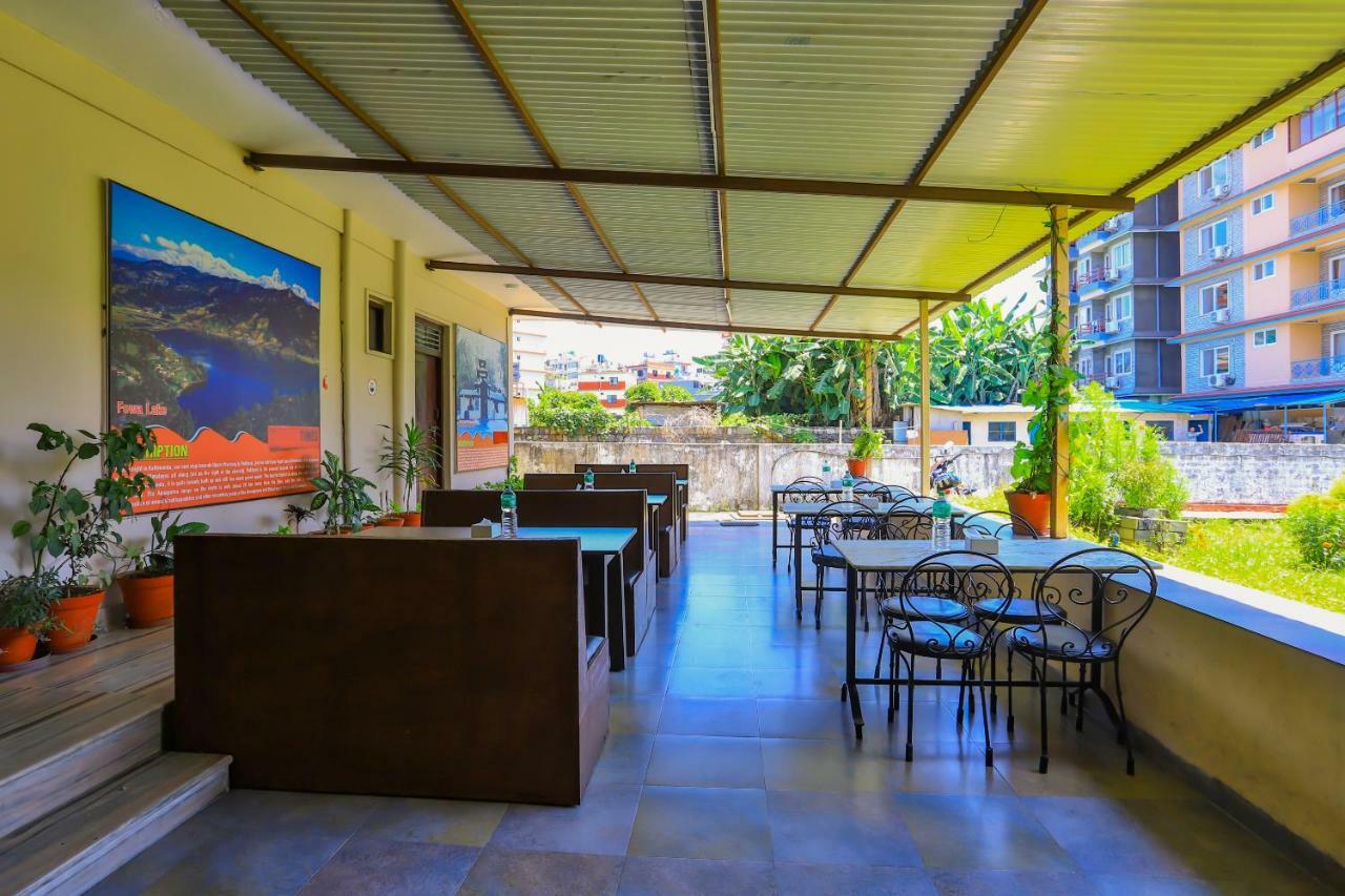 Oyo 575 Api Suites Pokhara Bagian luar foto