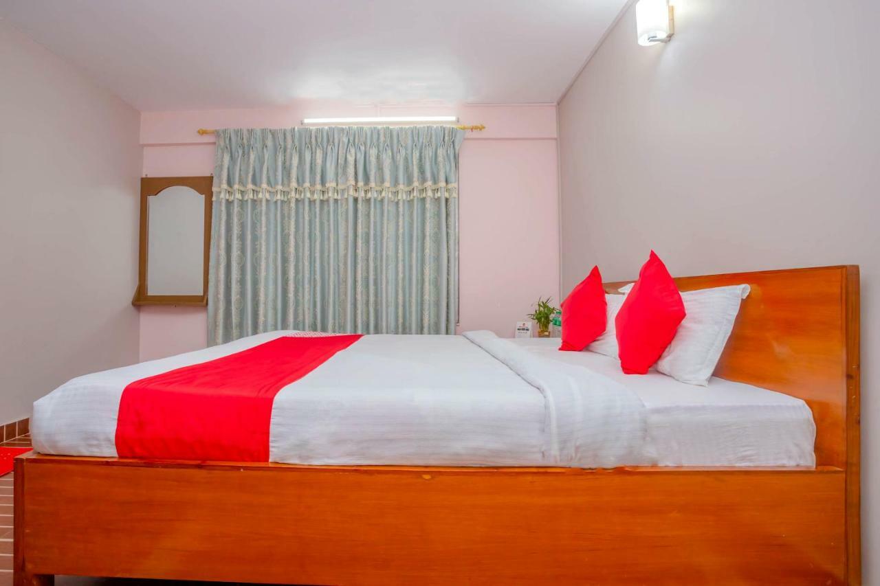 Oyo 575 Api Suites Pokhara Bagian luar foto