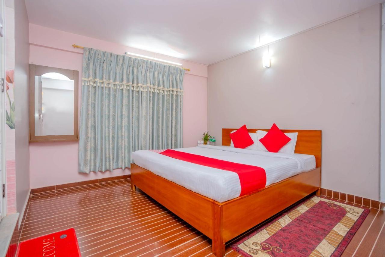 Oyo 575 Api Suites Pokhara Bagian luar foto