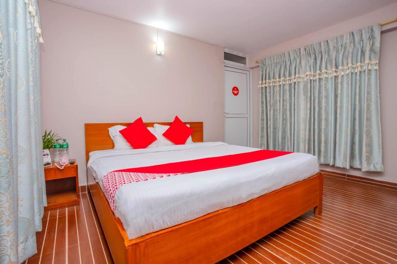 Oyo 575 Api Suites Pokhara Bagian luar foto
